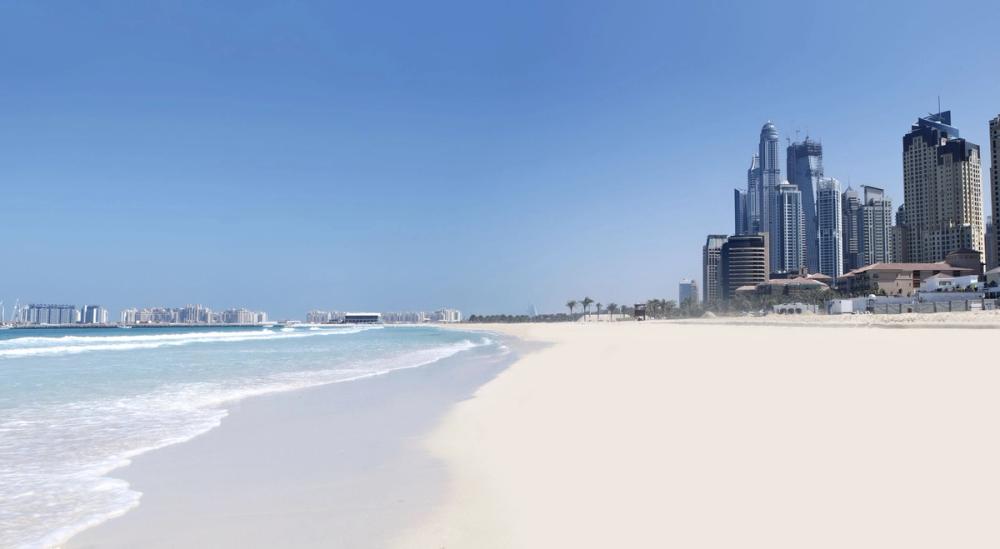 Hvide sandstrande og storbyens skyline i Emiraterne
