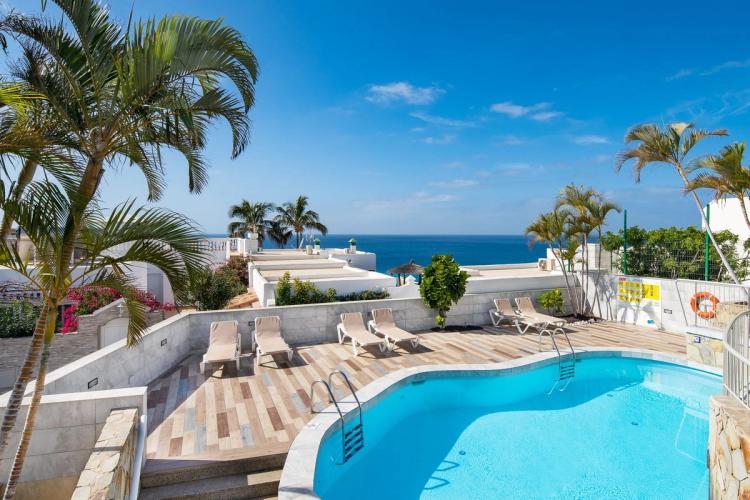 Nyd svømning og smuk udsigt over havet fra terrassen ved haven og havbutikens logi af Livvo Apartamento i Fuerteventura....