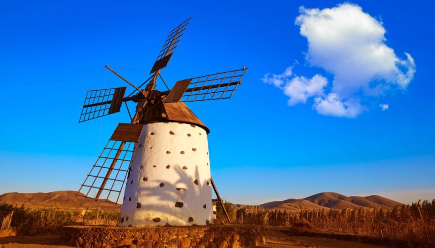 Vindmølle mot den blå himmelen i El Cotillo på Fuerteventura