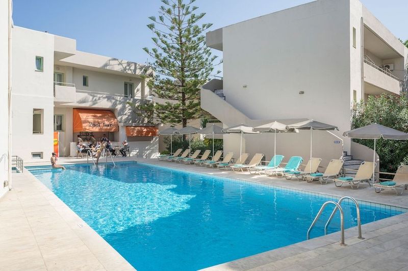 Summer Beach Hotel - Image 1