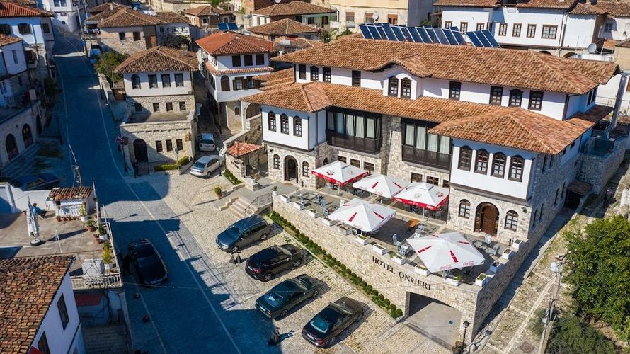 Hotel Onufri ligger i Berat, og ønsker deg velkommen til et fint hotell med enkelt møblerte rom i sentrum av byen.
