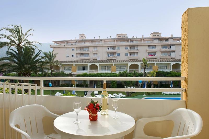 Mariner Club Apartments - Image 2