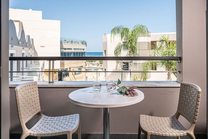 Porto Platanias Beach Resort & Spa ligger på Kreta i Grekland.