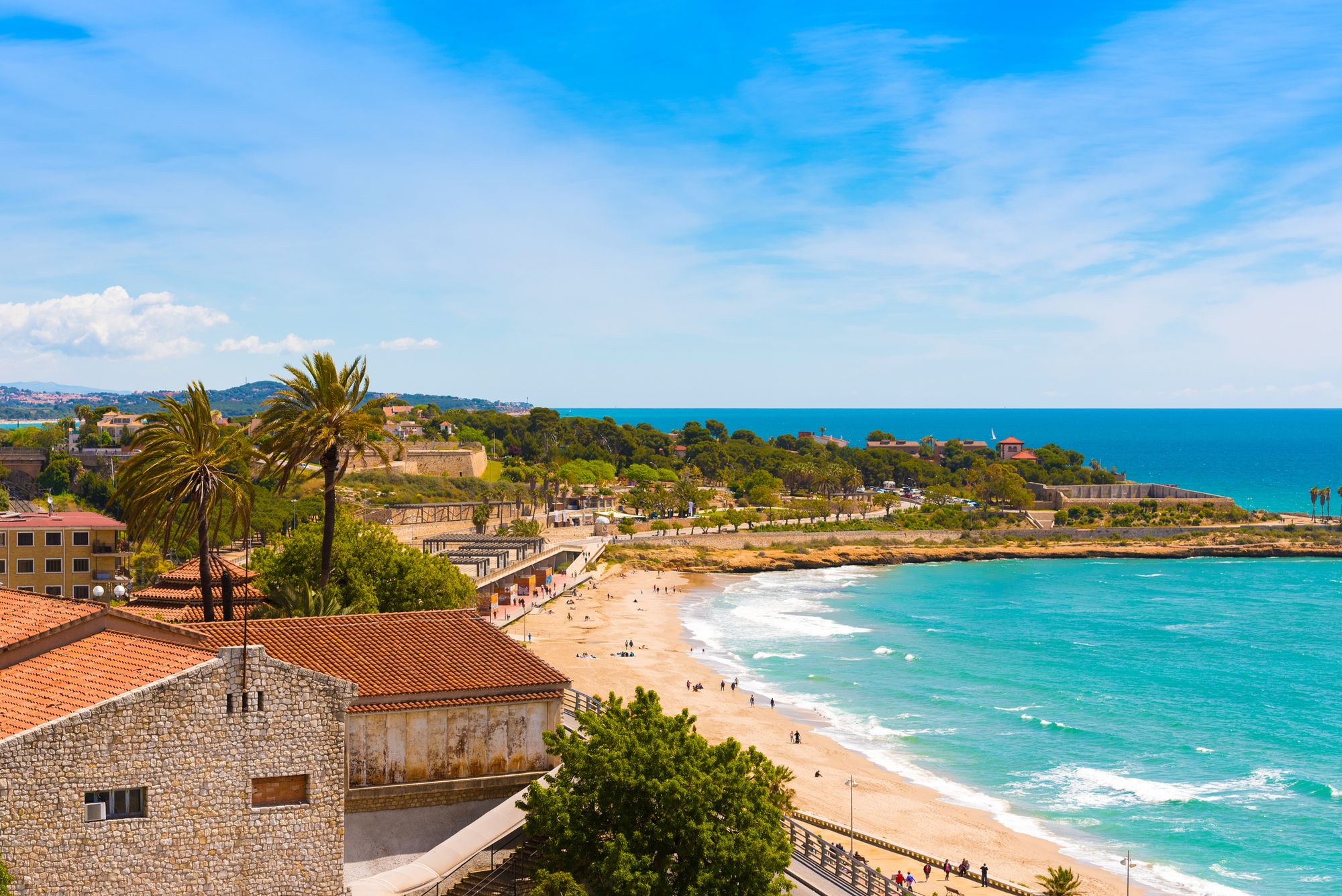 Utsikt over stranden og det turkise havet i Tarragona på Costa Dorada i Spania