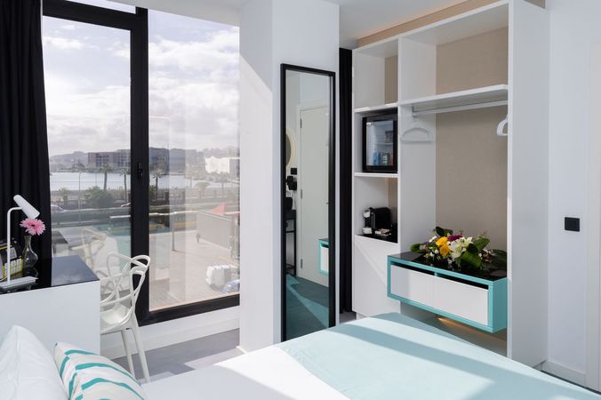 Sercotel Puerto de la Luz ligger i Las Palmas, med utsikt over havet fra takterrassen med basseng.