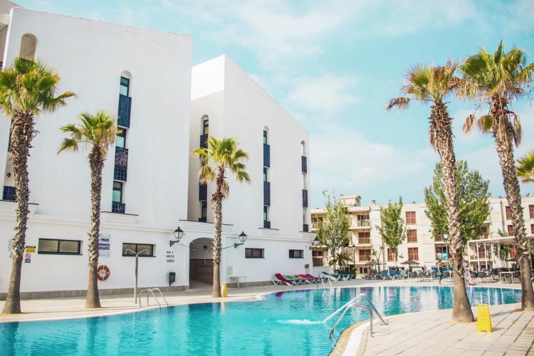 Nyt late dager i solen på hotell Pins Platja Apartments med ferieleiligheter for hele familien.