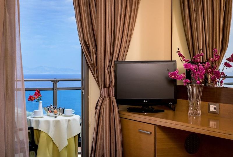 Manousos City Hotel - Image 4