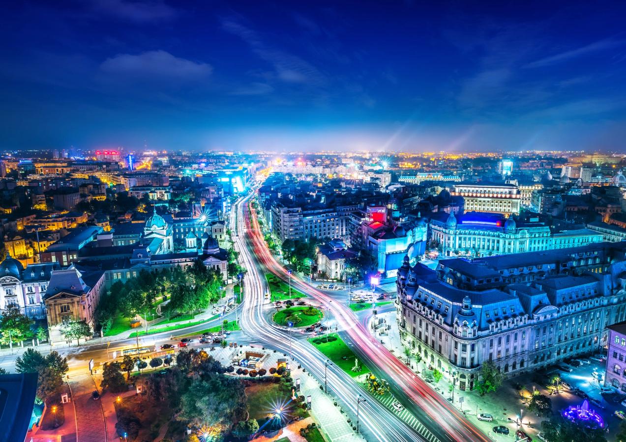 Billedet viser Bukarest centrum om aftenen med en oplyst bymidte