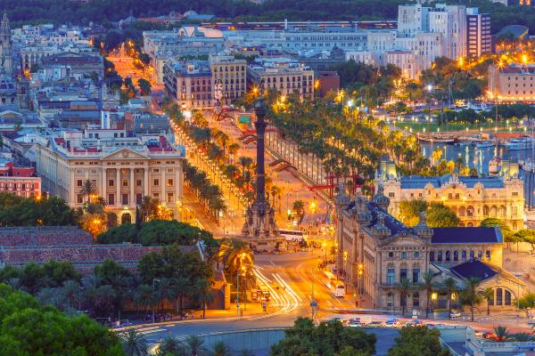 Barcelona og aftenudsigt over Portal de la Pau og Columbus-monumentet