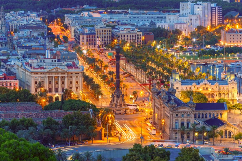 Barcelona och kvällsutsikt över Portal de la Pau och Columbus-monumentet