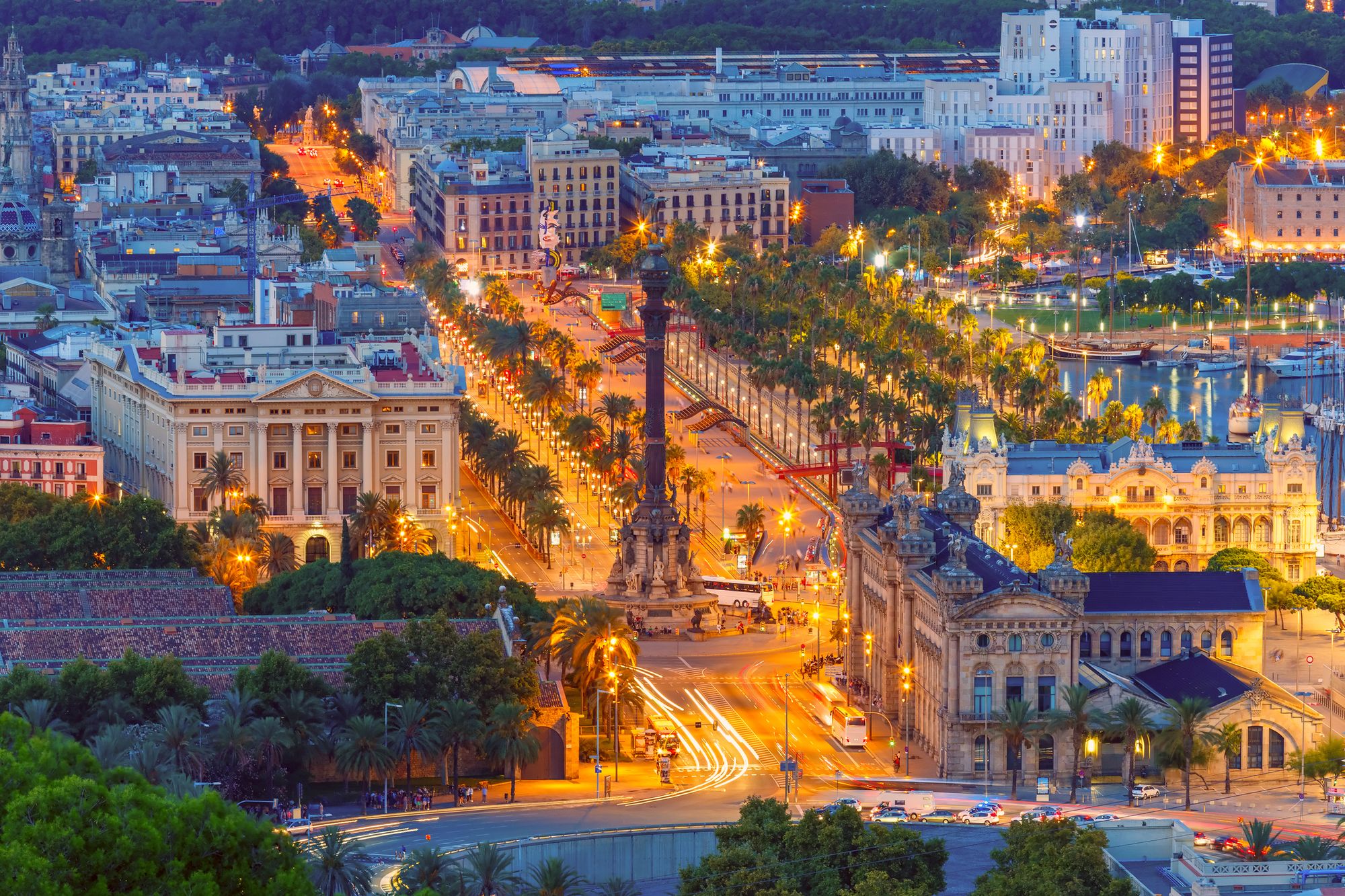 Barcelona och kvällsutsikt över Portal de la Pau och Columbus-monumentet