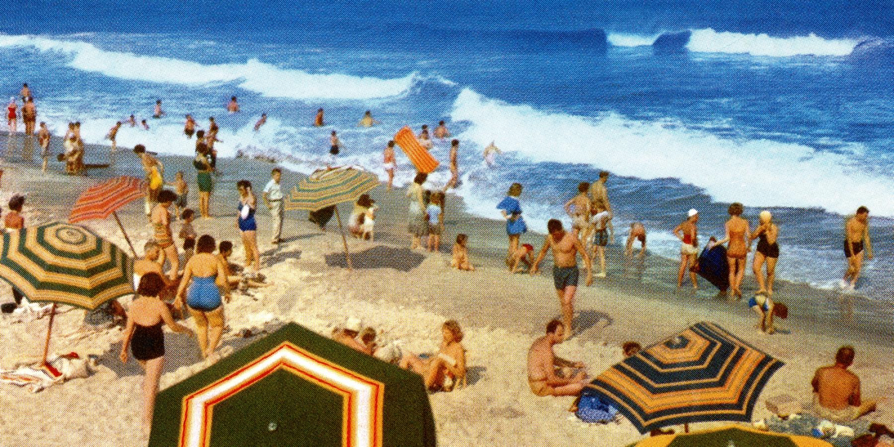 Ett gammalt foto från omkring 1960-talet, med turister på stranden och i havet