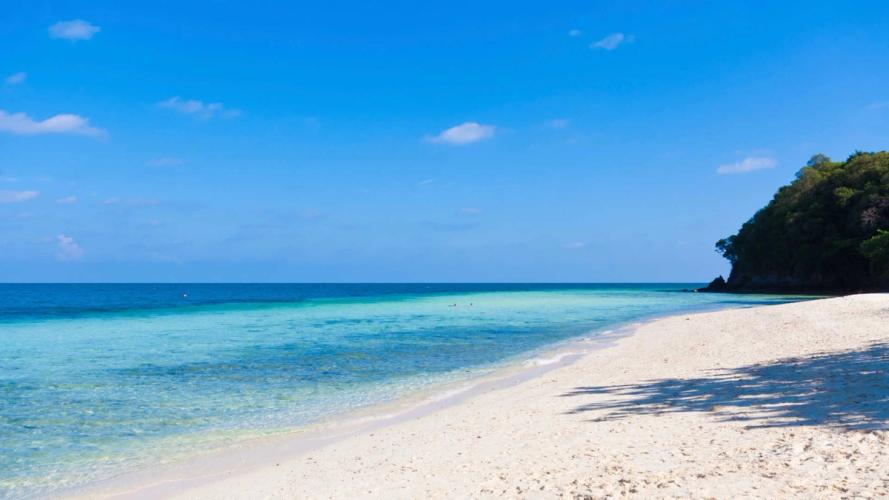 Deilige hvite paradisstrender og azurblått hav på Koh Samet i Thailand