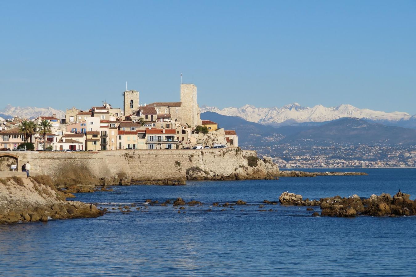 Utsikt til gamlebyen i Antibes med snødekte fjell i horisonten på den franske riviera