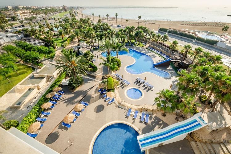 På Gran Palas Hotel er du nabo til havet i La Pineda i Spanien.