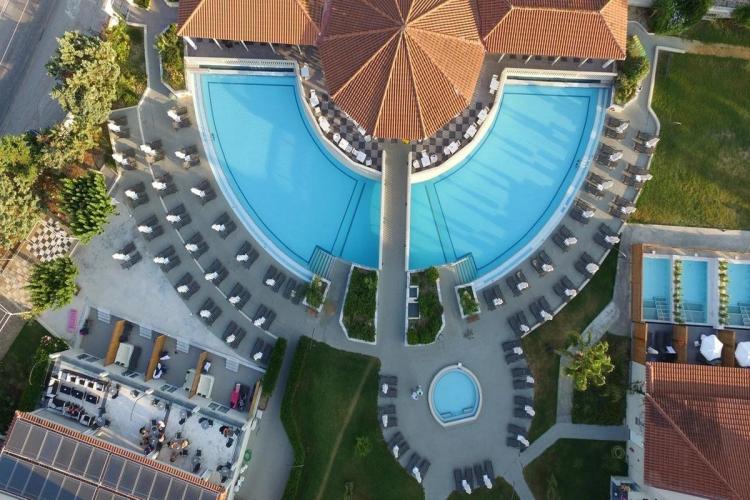 Exotica Hotel & Spa by Zante Plaza i Kalamaki har et stort og innbydende bassengområde med solsenger og bassengbar.
