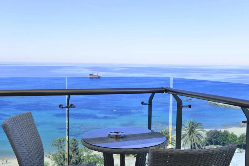 Azura Deluxe Resort & Spa Hotel - Image 2