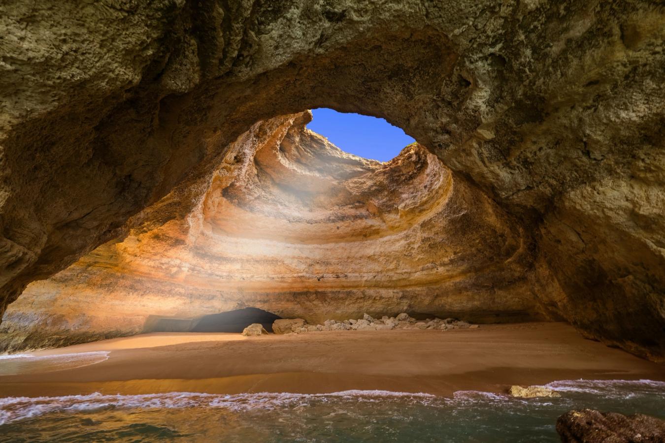 Algarve har en spektakulære klippekyst med grotter og bortgjemte strender