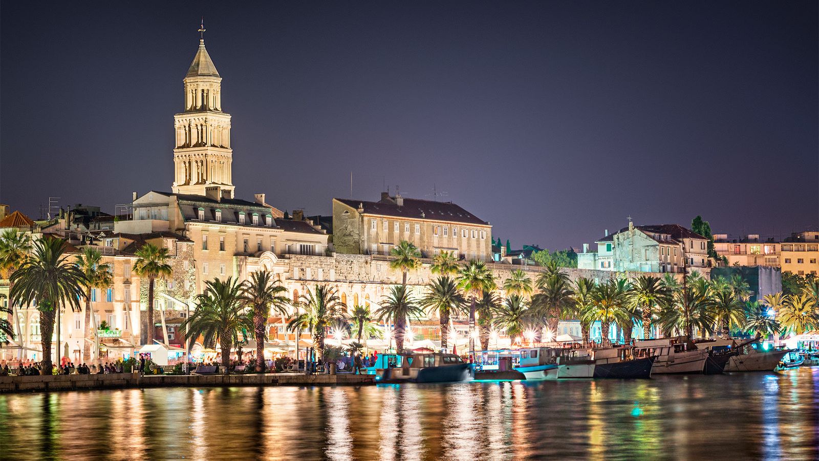 Kveldsstemning over Split med Saint Domnius katedralen flott lyst opp