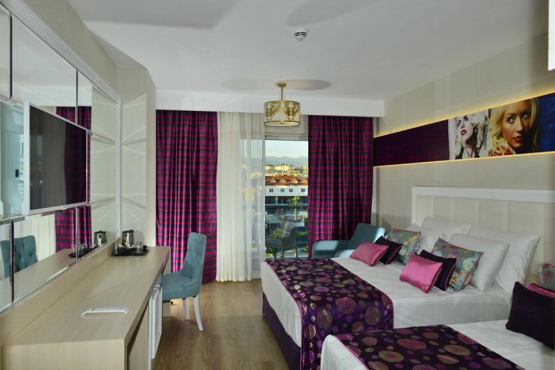 Azura Deluxe Resort & Spa Hotel - Image 9