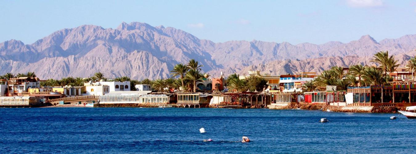 Udsigt over Dahab med bjergene i baggrunden, Egypten