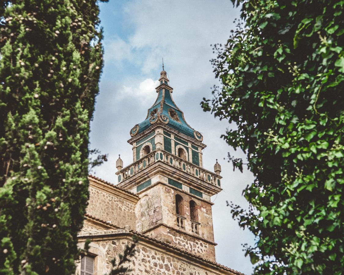 Det karakteristiske tårnet i klosteret er et landemerke i Valldemossa