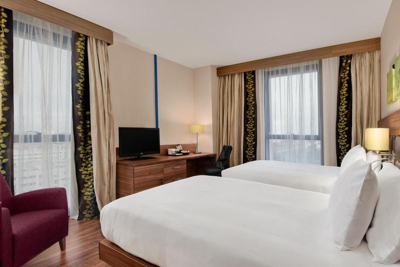 Hilton Garden Inn Sevilla - Image 8