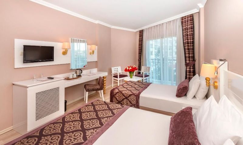 Serenis Hotel - Image 8