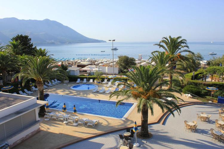 Montenegro Beach Resort ligger ved havet i Becici i Montenegro, og har et basseng i hagen.