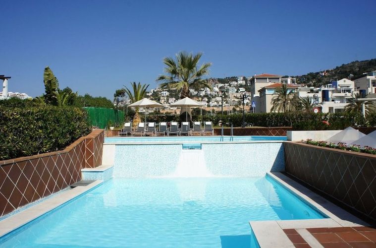 Bassengområde på Hotel Estela Barcelona