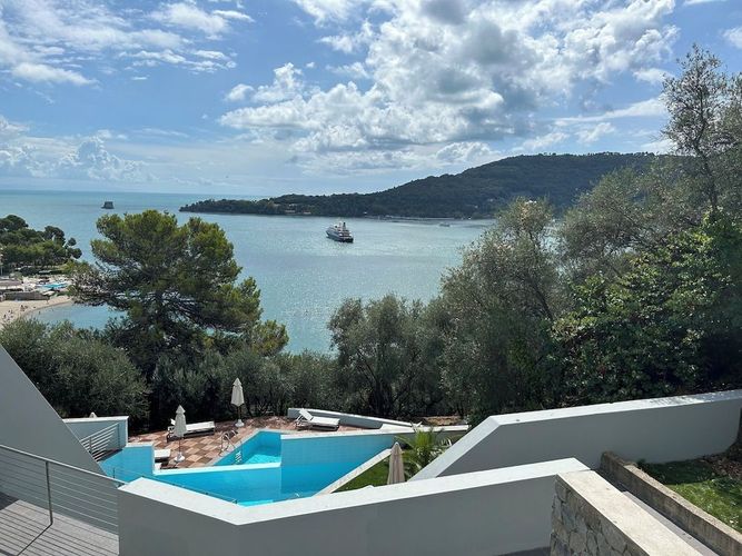 Nyt utsikten over havet utenfor Portovenere i Italia, fra balkongen på Cristallo Park Hotel Portovenere.
