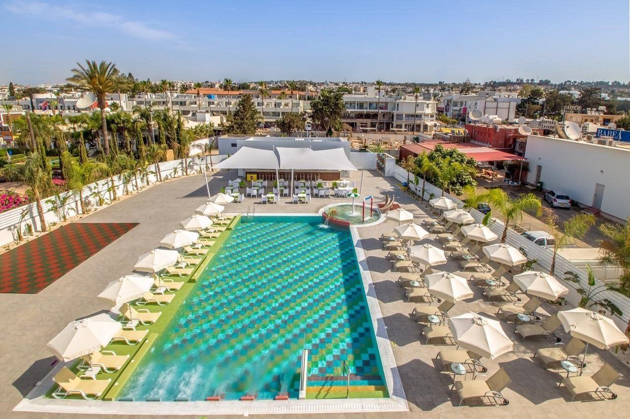Nicholas Color Hotel ligger nær stranden i Ayia Napa, og tilbyr et stort, nydelig bassengområde med god plass.
