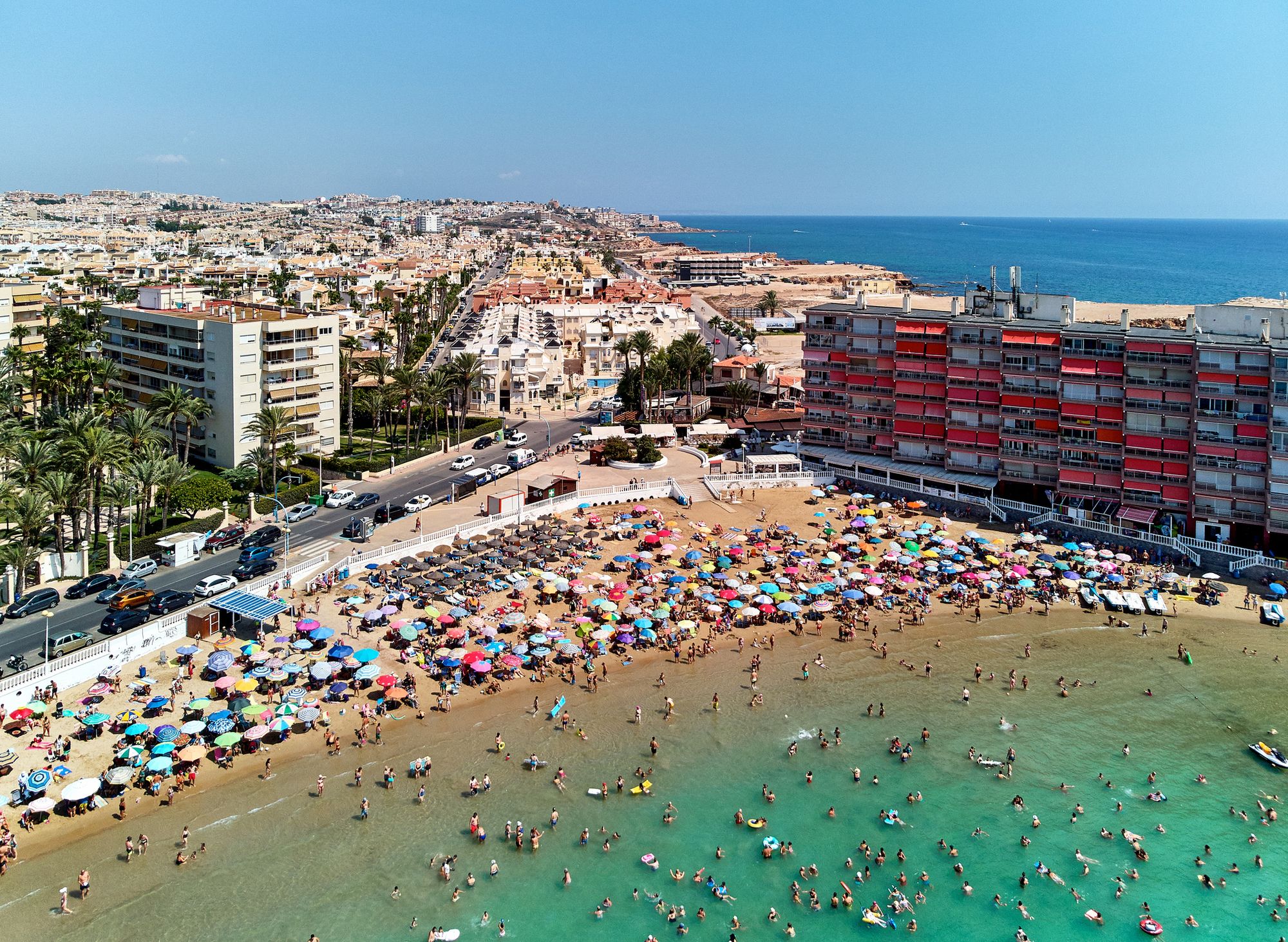Panoramautsikt over stranden og havet i Torrevieja på Costa Blanka i Spania