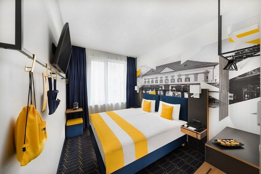 D8 Hotel - Image 2