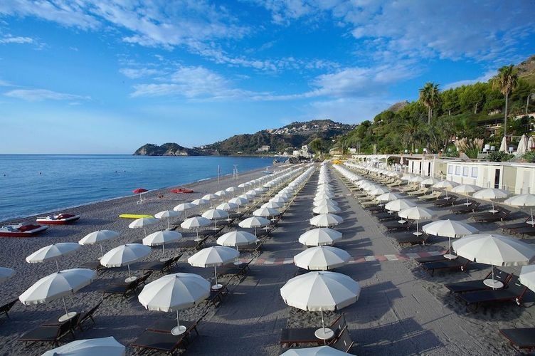 Hotel Caparena Taormina ligger på stranden utenfor Taormina på Sicilia, og tilbyr en privat strand.