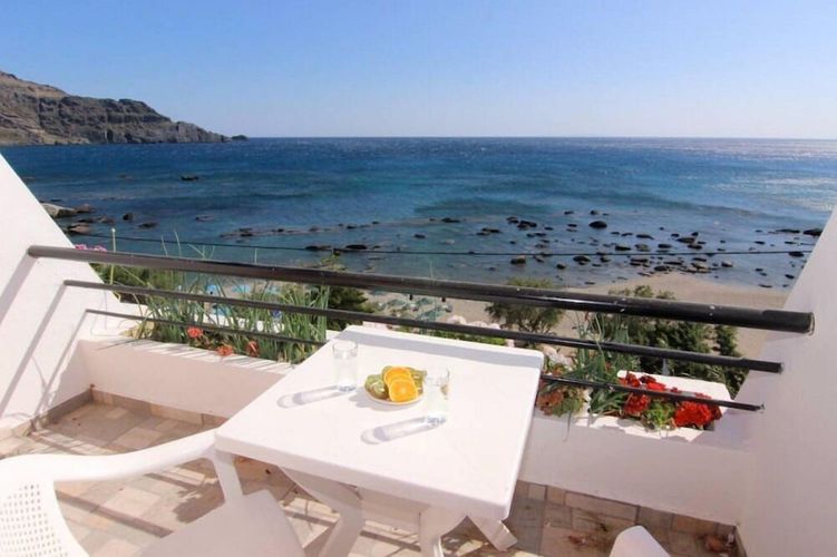 Utsikt over stranden og havet fra balkongen på hotell Creta Mare i Plakias