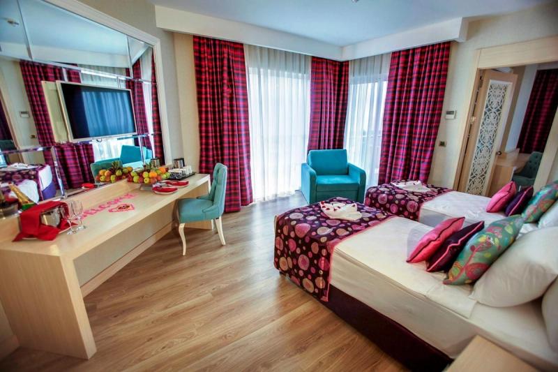 Azura Deluxe Resort & Spa Hotel - Image 6