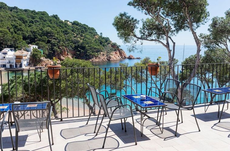 Hotel Hostalillo ligger precis vid havet i Tamario på Costa Brava och erbjuder en pittoresk reträtt på kusten.