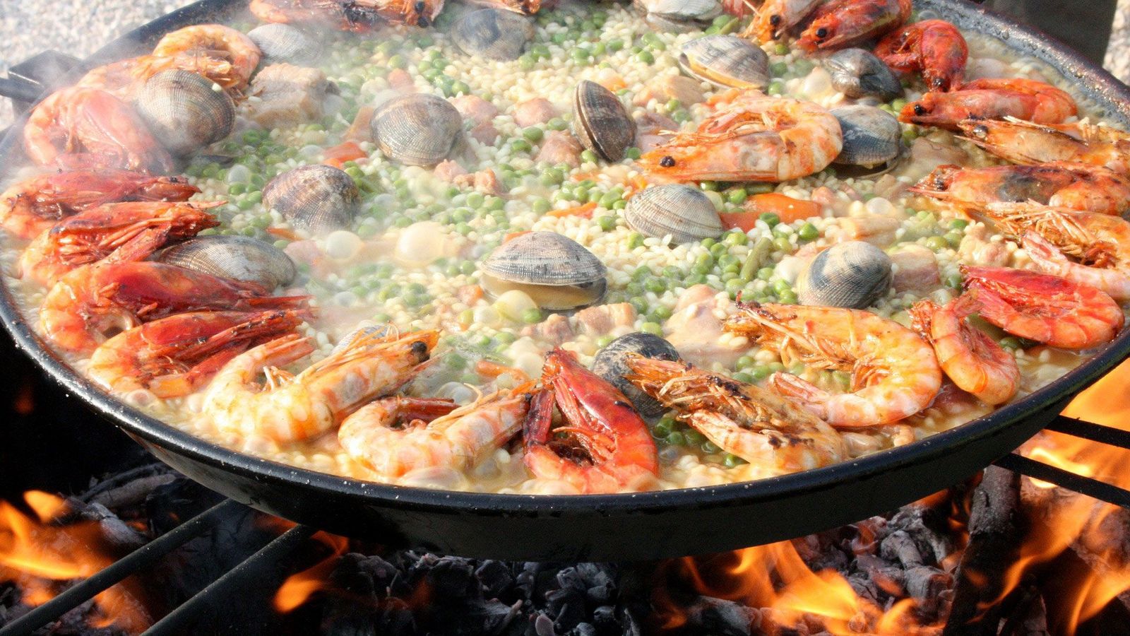 Paella med skaldyr, herunder krebs og muslinger. 