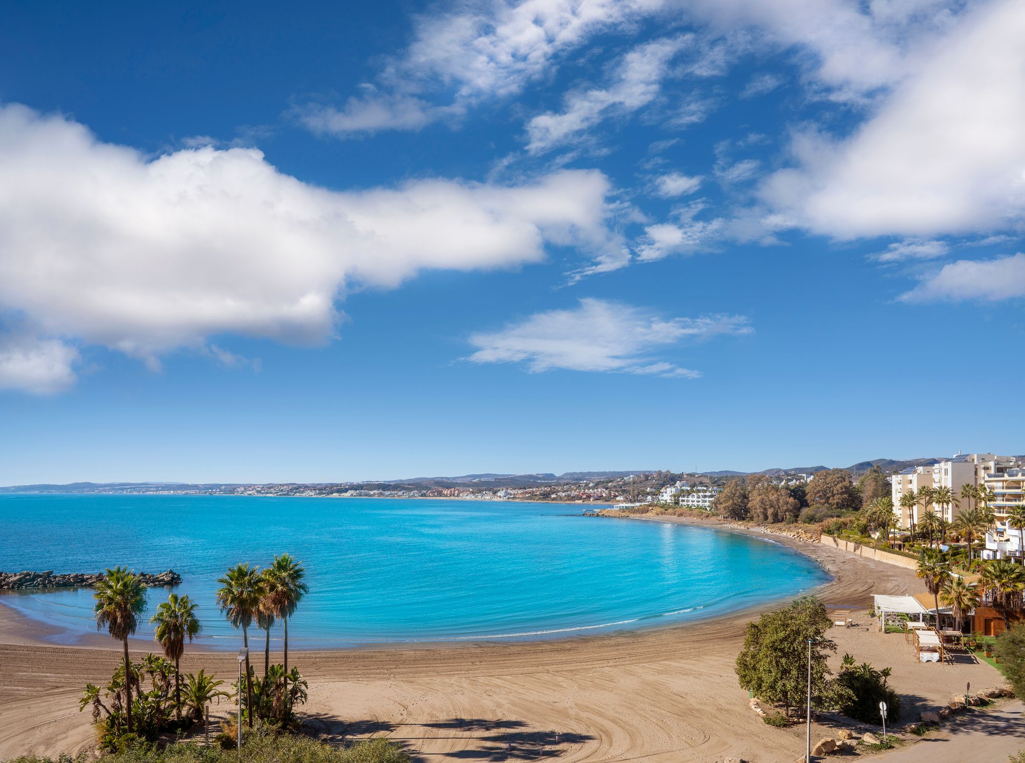 Bukten inn mot Estepona og stranden Playa del Cristo, med sitt stille og blå vann under en blå himmel