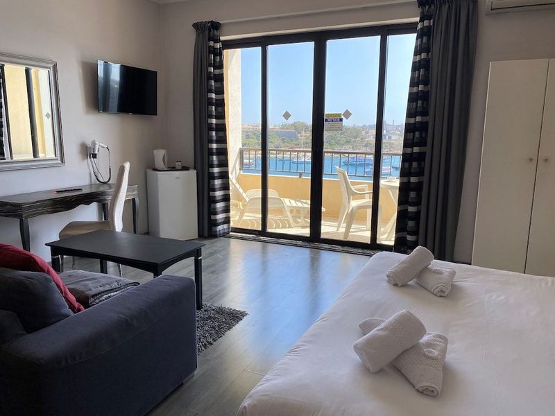 Sliema Marina Hotel - Image 6