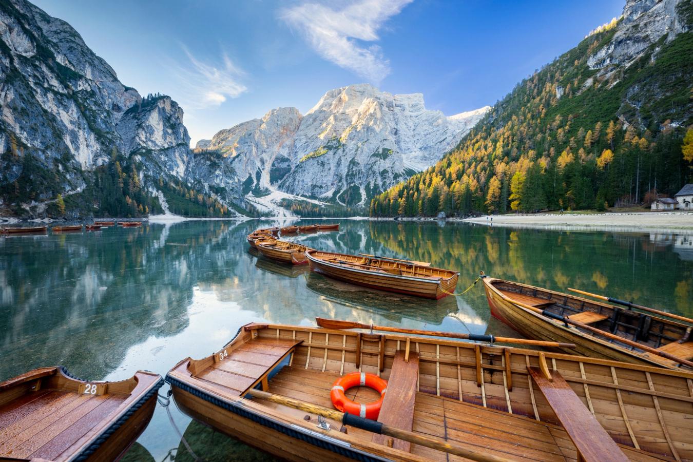 Roddbåtar vid stranden av Lago di Braies i Dolomiterna
