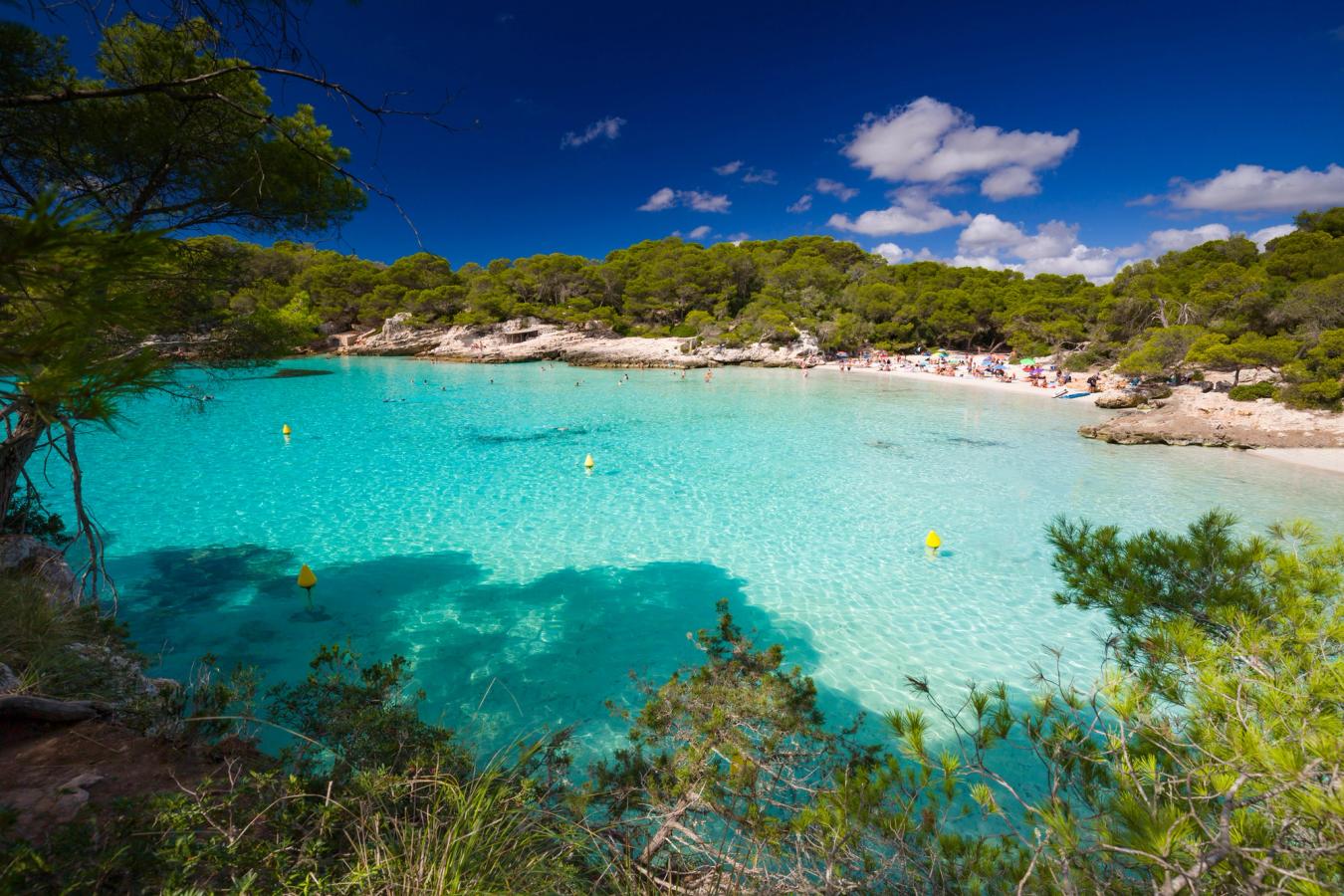 Utsikt over den idylliske stranden Cala Turqueta med turkis vann på Menorca