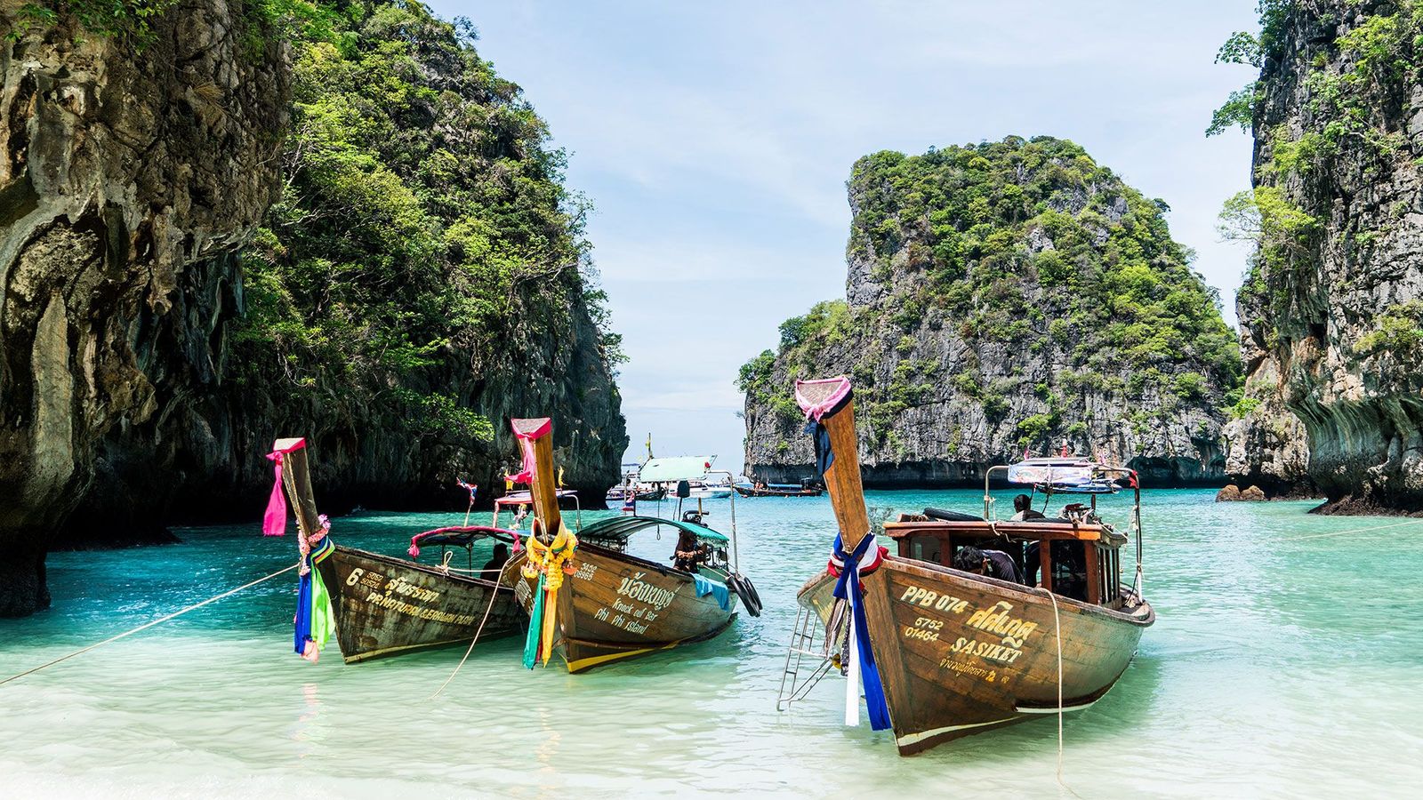 De tradisjonelle longtailbåtene på Phi Phi-øyene i Thailand