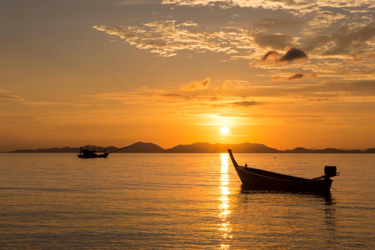 Vakker solnedgang i Klong Muang Beach i Krabi, Thailand