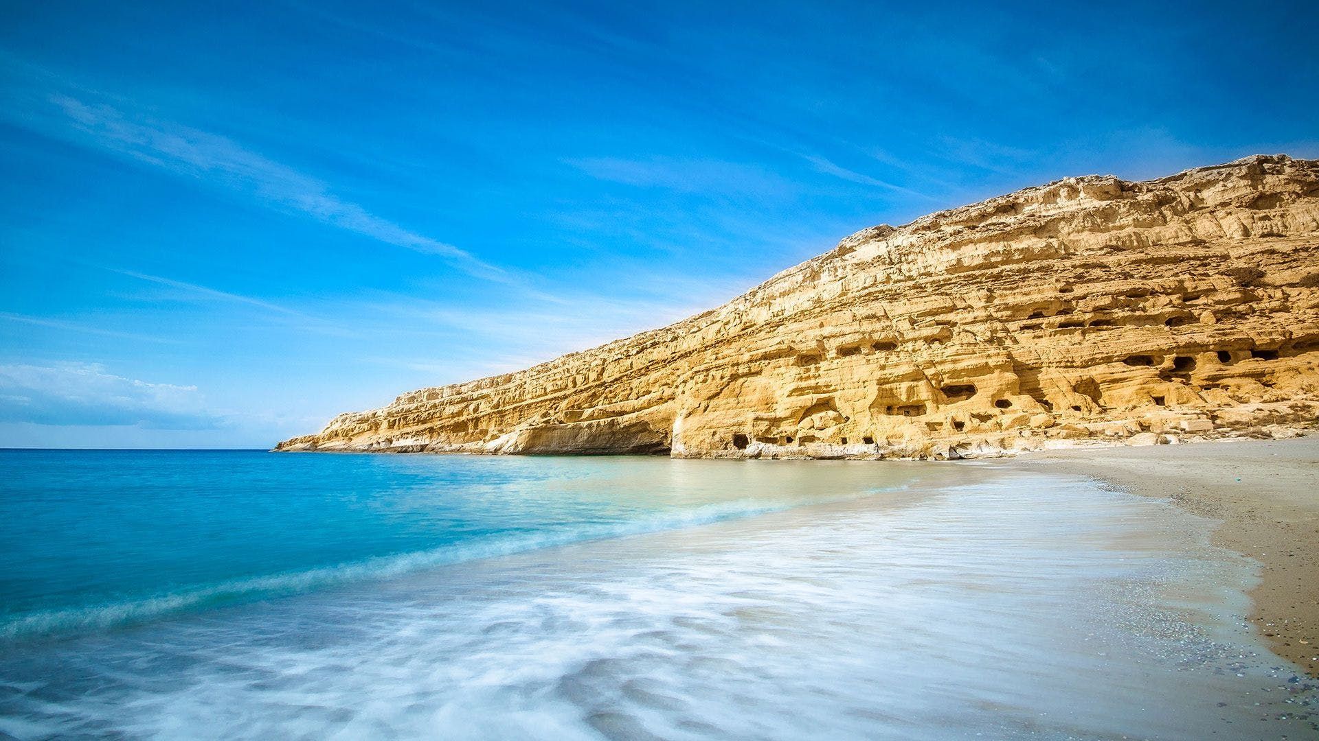 Utsikt över den vackra, långsträckta Matalastranden med vit sand och turkosblått hav på Kreta i Grekland.
