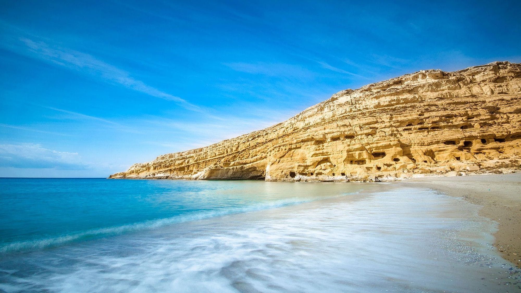 Utsikt over den vakre langgrunne Matalastranden med hvit sand og turkis hav på Kreta i Hellas.