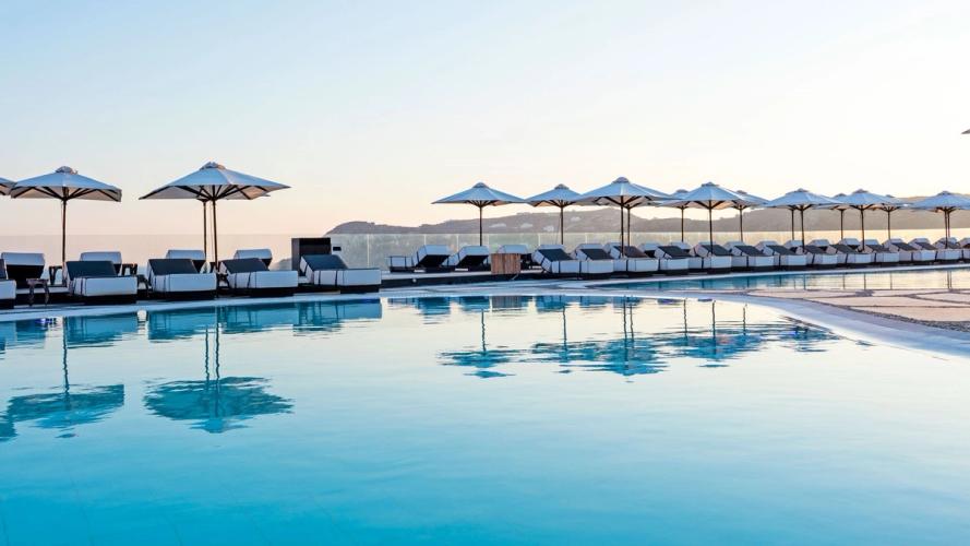 Pool med havsutsikt