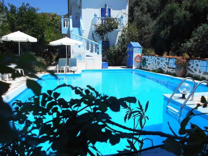 Se fram emot sköna stunder vid poolen på Meltemia Studio Samos i Kampos, Samos.