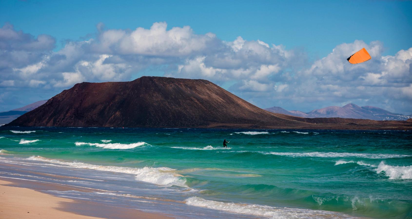 Billede af nogen som kiter langs Flag Beach på Fuerteventura på De Kanariske Øer